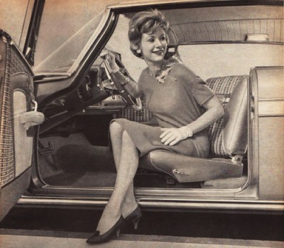 vintage photo 1950s housewife in car