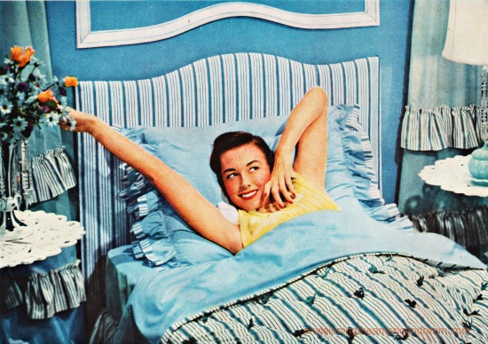Vntage photo 1950s houswife in bed