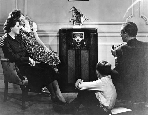 1940s family listening to the radio