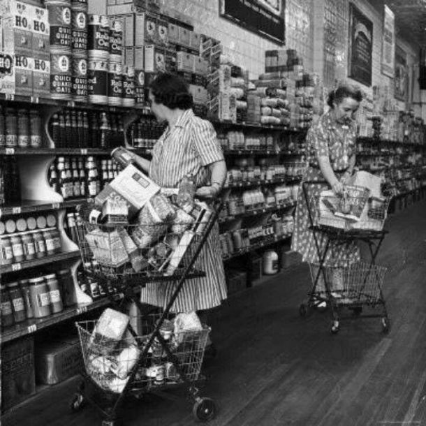Vintage housewivesfood shopping