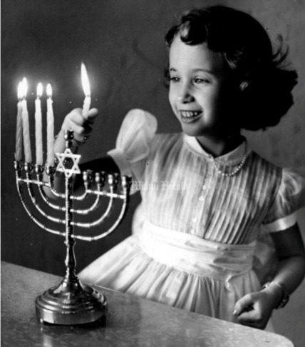 midcentury girl lighting Menoraha